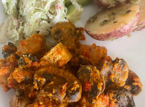 Una foto de Atún guisado con champiñones!! Papas y ensalada con aguacate