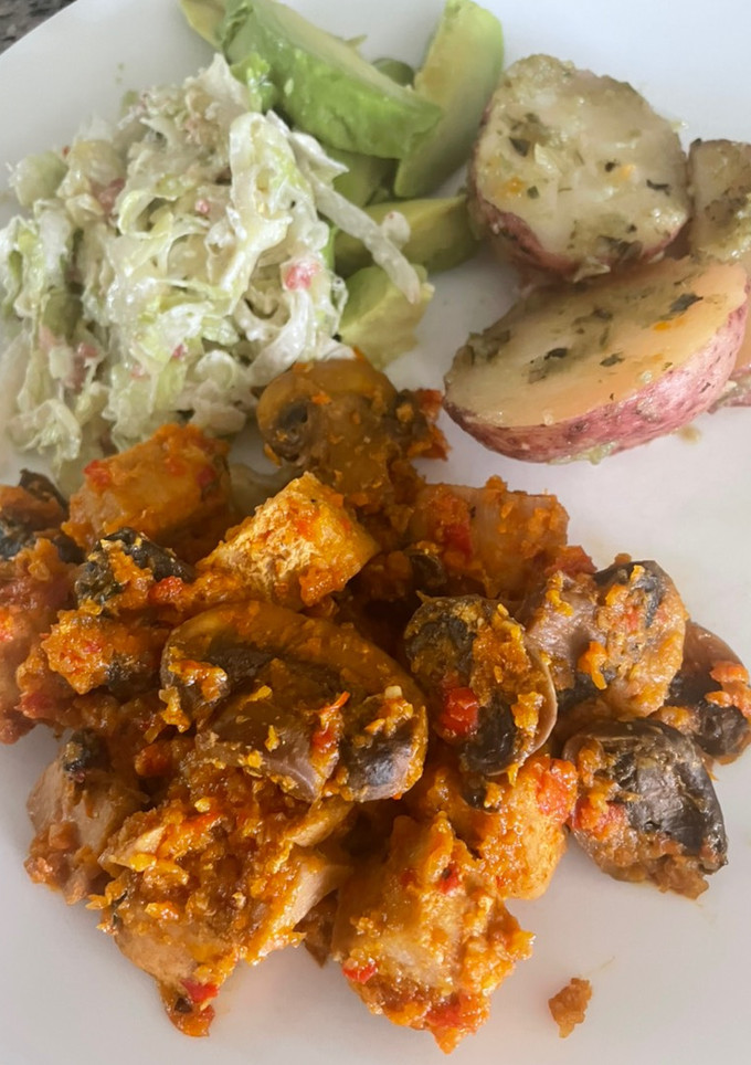 Una foto de Atún guisado con champiñones!! Papas y ensalada con aguacate
