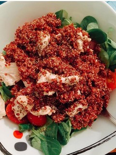 Una foto de Ensalada de pollo y quinoa roja