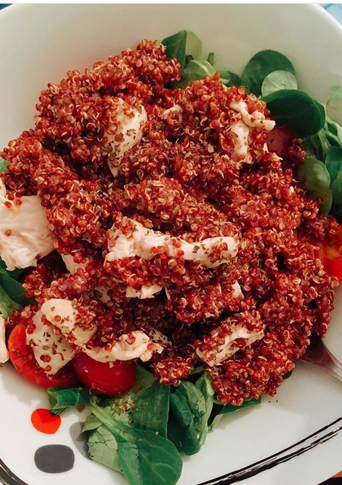 Una foto de Ensalada de pollo y quinoa roja