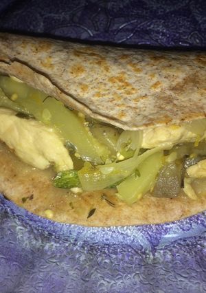 Una foto de Fajitas integrales con verduras y pollo