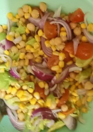 Una foto de Ensalada de garbanzos en lata y choclo