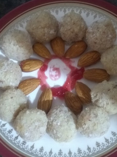मिनी नारियल के लड्डू (Mini nariyal ke ladoo recipe in hindi) रेसिपी मुख्य फोटो