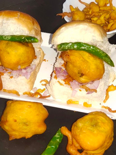 वडापाव (मुंबई चा) (vada pav recipe in marathi) रेसिपी चे मुख्य फोटो