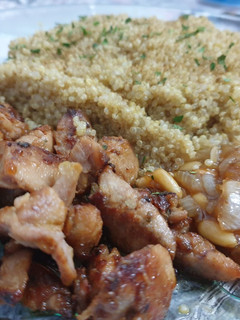 Una foto de Ventresca con quinoa y cebolla al borges con piñones.🤍