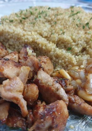 Una foto de Ventresca con quinoa y cebolla al borges con piñones.🤍