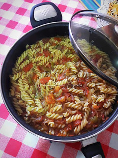 Una foto de Espirales en salsa de picadillo de tomates y hierbas aromáticas