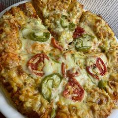 White sauce chicken pizza A picture of White sauce chicken pizza.