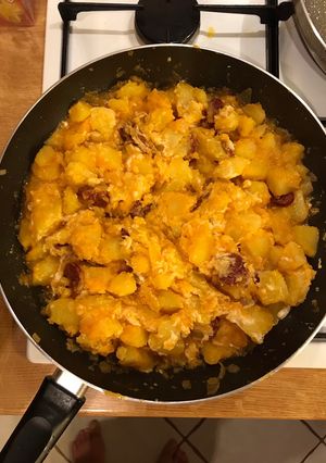 Hagymás - kolbászos - sajtos krumpli Mark módra recept fotója