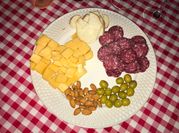 Una foto de picada aceitunas