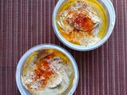 Una foto de hummus de alubias
