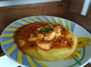 Foto de Polenta cremosa com Molho de frango