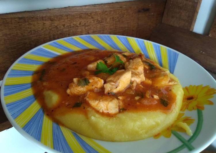 Polenta cremosa com Molho de frango - Tudogosreceitas