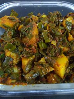 हरी प्याज़ आलू की सब्जी (Hari pyaz aloo ki sabzi recipe in hindi) रेसिपी मुख्य फोटो