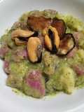 Gnocchi di patate e barbabietola con crema di zucchine e cozze