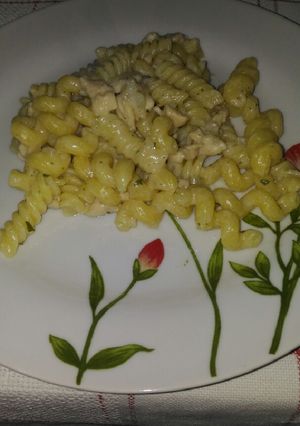 Foto di Pasta con petto di pollo e un sussurro besciamella 😋😋😋😋😋😋