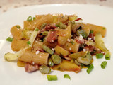 Rigatoni con Fave Freche, Pomodoro, Patate e Pecorino Crotonese