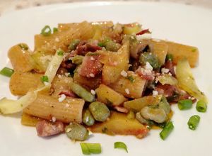 Foto di Rigatoni con Fave Fresche, Guanciale, Pomodoro, Patate e Pecorino Crotonese