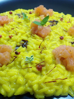 Foto di Risotto allo zafferano con tartare di salmone