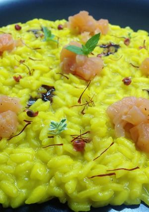 Foto di Risotto allo zafferano con tartare di salmone