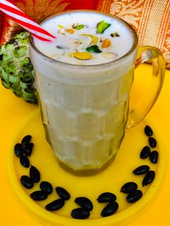 सिताफळ मिल्क शेक (sitafal milkshake recipe in marathi) रेसिपी चे मुख्य फोटो 