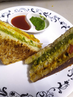 ઝંબો સેન્ડવીચ (Jambo Sandwich Recipe In Gujarati) રેસીપી મુખ્ય ફોટો