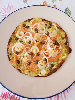 Una foto de Increíble pizzeta con pesto de cilantro y salmón ahumado