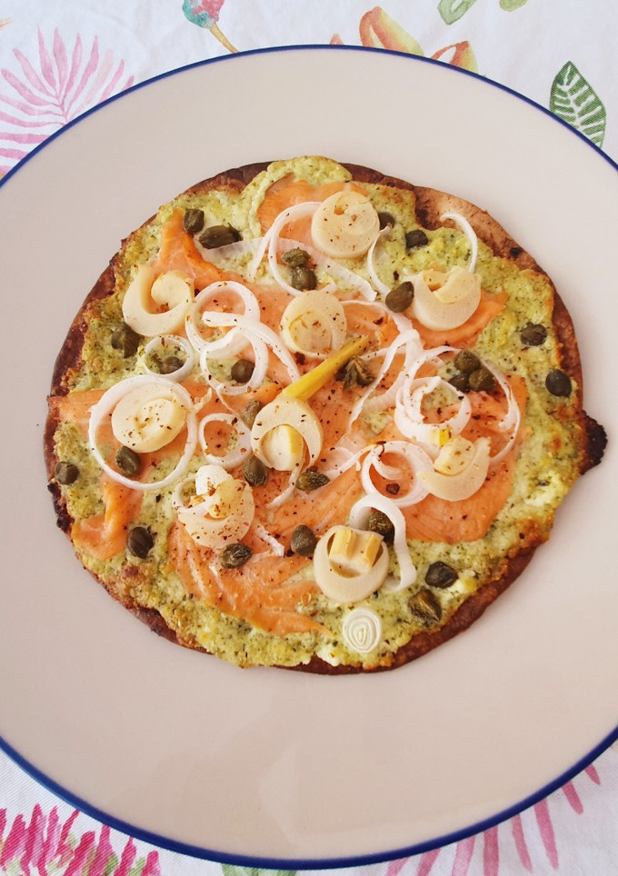 Una foto de Increíble pizzeta con pesto de cilantro y salmón ahumado