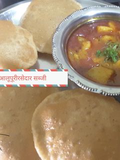 पूरी और आलू की रसेदार सब्जी (Poori & Rassedar Aloo Recipe in Hindi) रेसिपी मुख्य फोटो