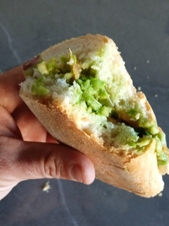 Una foto de Bocata de aguacate