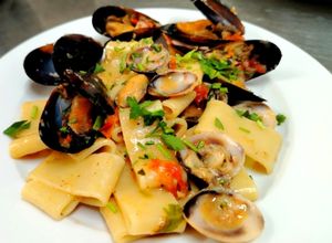 Foto di Calamarata con Cozze, Vongole Verace e Pomodorini Freschi