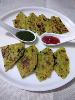 आलू पालक उत्तपम(Aloo Palak Uttapam recipe in Hindi) रेसिपी मुख्य फोटो
