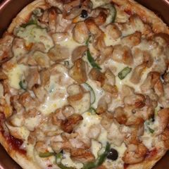 A picture of Chicken loaded Pizza.