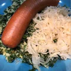 Foto di Stamppot con cavolo riccio e salsiccia vegetariana affumicata - in olandese Boerenkoolstamppot
