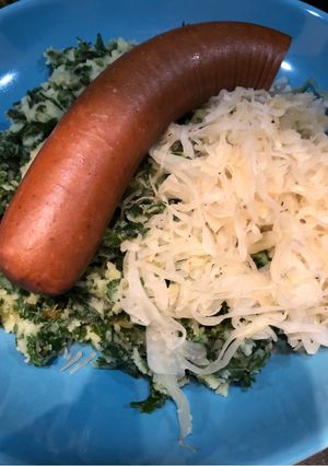 Foto di Stamppot con cavolo riccio e salsiccia vegetariana affumicata - in olandese Boerenkoolstamppot