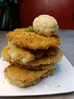 Une photo de 🌱 Galette de chou-fleur à la moutarde à l'ancienne