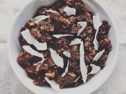 Una foto di granola al cioccolato