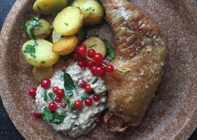 Recipe: Perfect Ovnstegt kyllingelår med baba ganoush og ribs