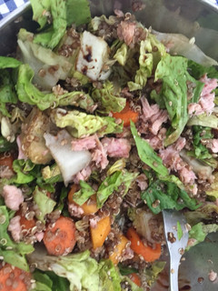 Una foto de Ensalada fresca con quinoa y atún