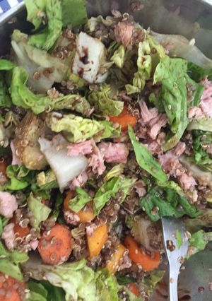 Una foto de Ensalada fresca con quinoa y atún