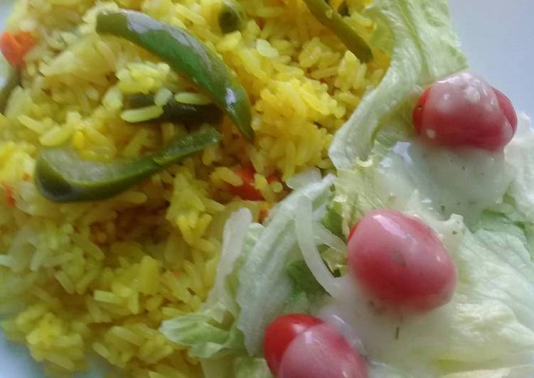 Savoury rice with green salad
