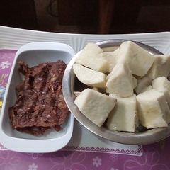 A picture of Boiled yam and kilishi.