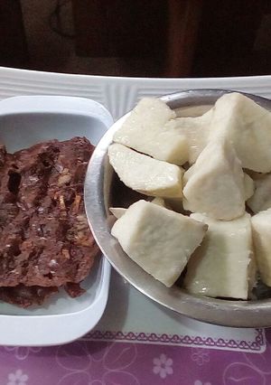 A picture of Boiled yam and kilishi.