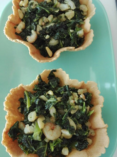 Una foto de Tulipas rellenas de kale con gambas y piñones
