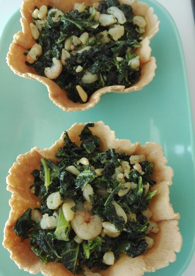 Una foto de Tulipas rellenas de kale con gambas y piñones