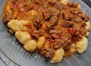 Una foto de Ñoquis de papa con salsa de carne