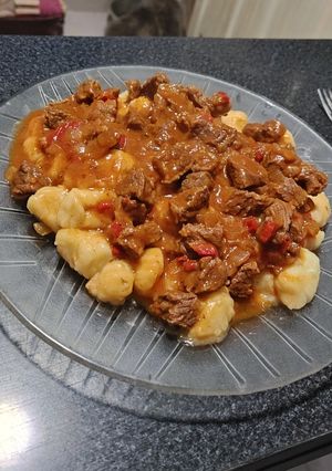 Una foto de Ñoquis de papa con salsa de carne