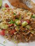 Ensalada de germinados de lenteja con jitomate, pepino y perejil