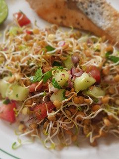Una foto de Ensalada de germinados de lenteja con jitomate, pepino y perejil