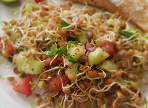 Una foto de Ensalada de germinados de lenteja con jitomate, pepino y perejil